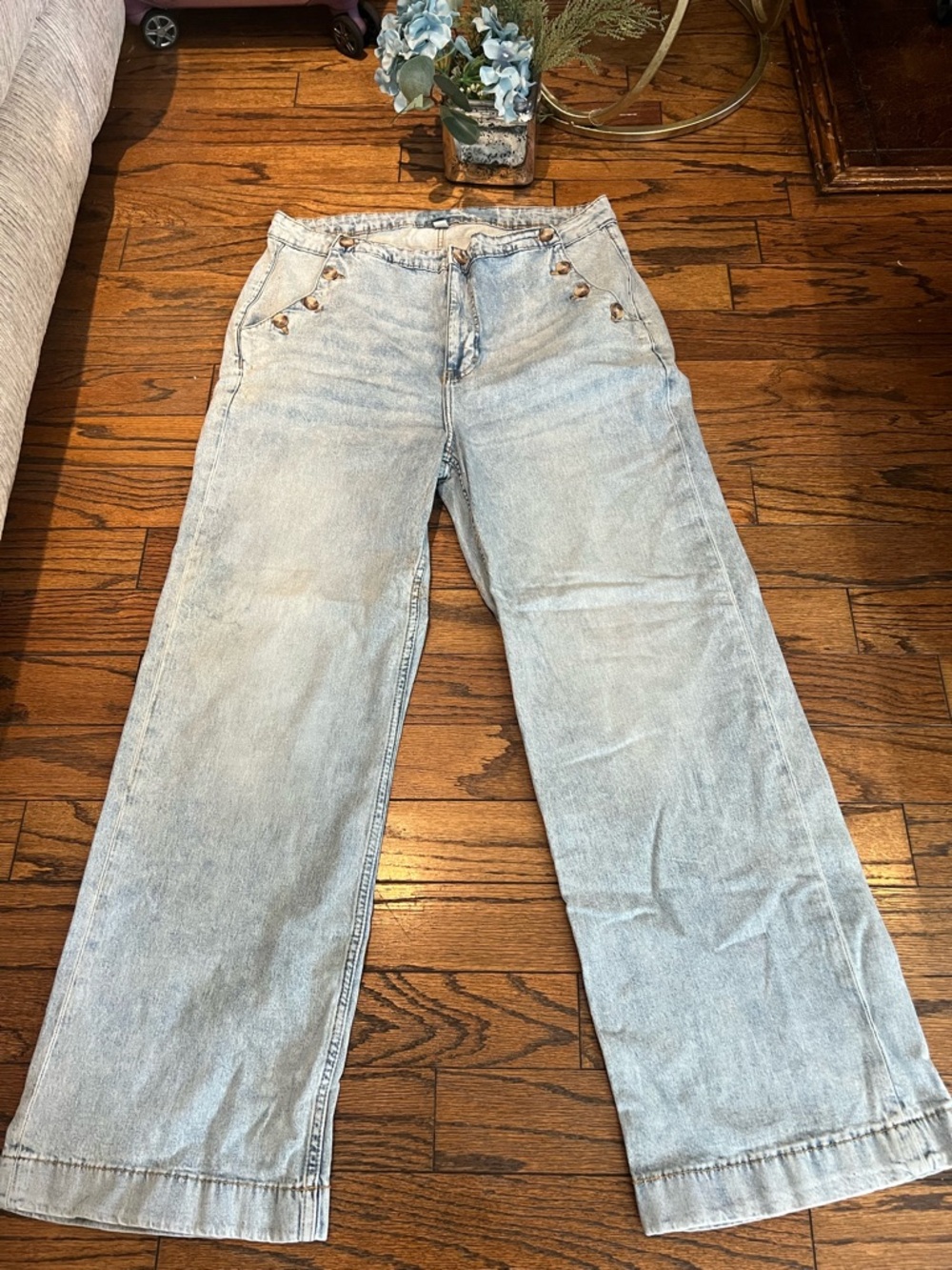 Light Wash Wide Leg Jeans - Women